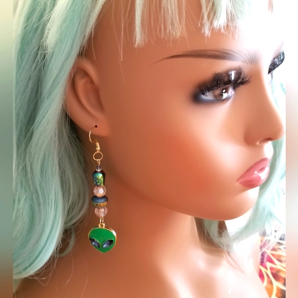 Alien buddha planet earrings - Picture 2 of 6